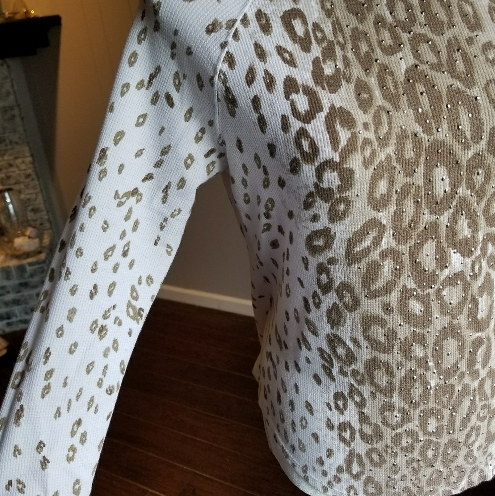 Animal print top with shiny bead design - Picture 3 of 5